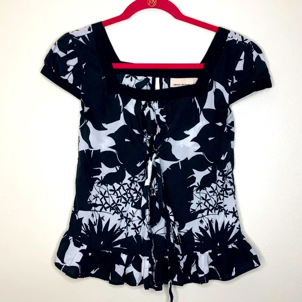 DKNY Jeans Geometric Ruffled Bottom Cap Sleeve Top With Keyhole Opening Back